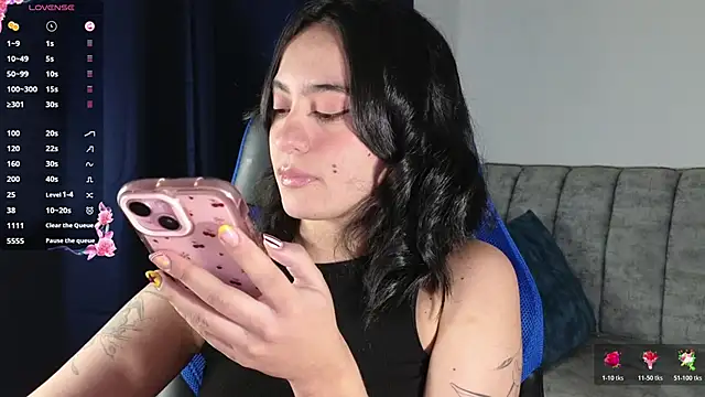Snapshot of ZaraDames_ chatting on June 2026 04:06:01 AM ZaraDames online show from June 2026 04:06:01 AM