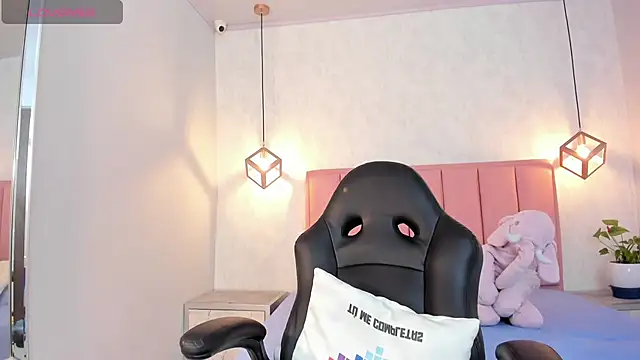 SUNNYCYRUS online show from February 2025 12:33:01 PM