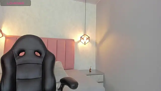 SUNNYCYRUS online show from October 2025 12:39:02 PM