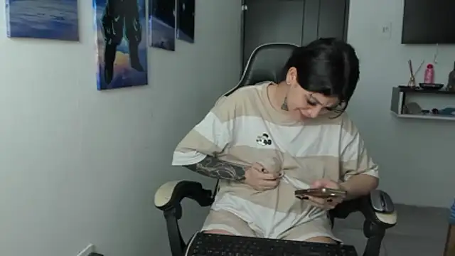 naomi berckley online show from December 2025 06:41:02 AM