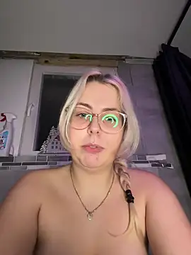 Snapshot of Livewithlucy chatting on December 2024 07:24:01 AM Livewithlucy online show from December 2024 07:24:01 AM