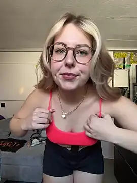 Snapshot of Livewithlucy chatting on March 2025 01:14:02 PM Livewithlucy online show from March 2025 01:14:02 PM