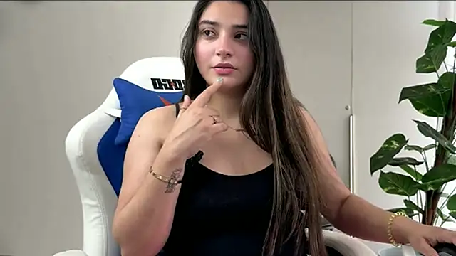 Snapshot of demieliss chatting on April 2026 10:15:01 AM demieliss online show from April 2026 10:15:01 AM