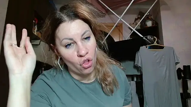 Snapshot of TherestlessKitty chatting on April 2026 10:15:01 PM TherestlessKitty online show from April 2026 10:15:01 PM