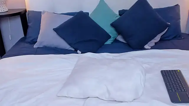 SaraaJhonsonn online show from February 2025 03:31:02 PM