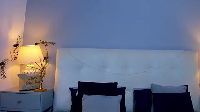 SaraaJhonsonn online show from December 2025 04:01:02 PM