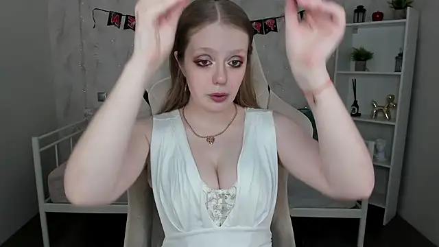 Snapshot of Polly__Cutie chatting on October 2025 05:41:01 AM Polly Cutie online show from October 2025 05:41:01 AM