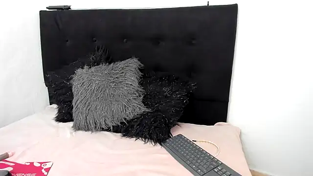 LinaBrowm online show from September 2025 01:13:02 PM