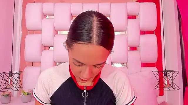 EmmyCruzZ online show from December 2025 07:18:01 PM