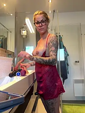 Snapshot of Tatjana_Sue chatting on December 2024 11:48:01 AM Tatjana Sue online show from December 2024 11:48:01 AM