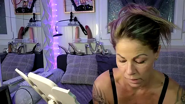 Snapshot of Tatjana_Sue chatting on November 2025 05:34:01 PM Tatjana Sue online show from November 2025 05:34:01 PM