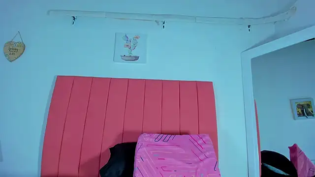 Snapshot of valen_rose0 chatting on January 2025 12:06:02 PM valen rose0 online show from January 2025 12:06:02 PM