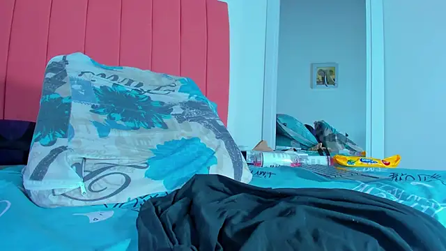 Snapshot of valen_rose0 chatting on February 2025 03:07:01 PM valen rose0 online show from February 2025 03:07:01 PM