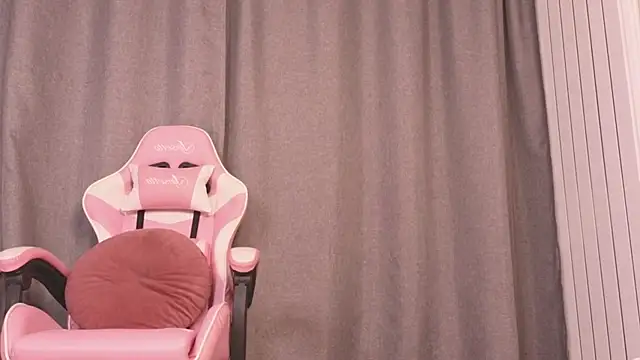 Snapshot of maddisonblush chatting on February 2025 09:04:01 PM maddisonblush online show from February 2025 09:04:01 PM