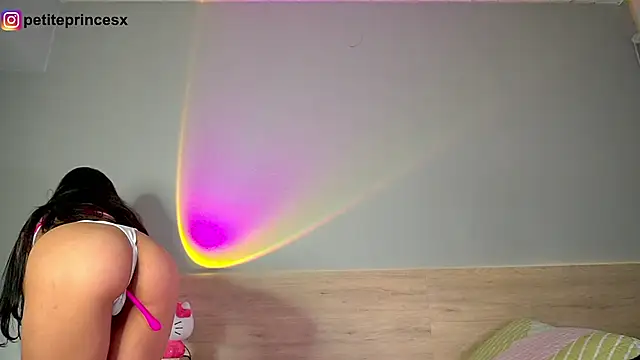 Snapshot of petitevictoria chatting on January 2025 05:49:01 AM petitevictoria online show from January 2025 05:49:01 AM