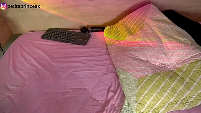 Snapshot of petitevictoria chatting on February 2025 05:35:02 AM petitevictoria online show from February 2025 05:35:02 AM