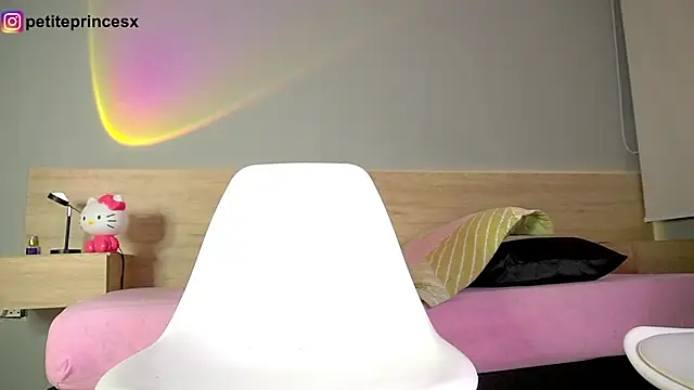 Snapshot of petitevictoria chatting on February 2025 04:34:01 AM petitevictoria online show from February 2025 04:34:01 AM