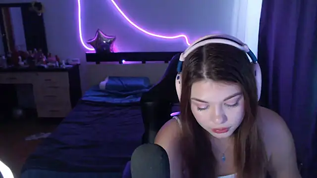 Snapshot of helengilmor chatting on September 2025 06:51:02 AM helengilmor online show from September 2025 06:51:02 AM