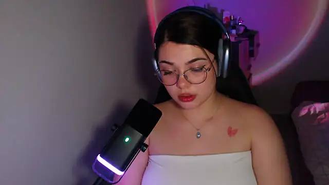 Snapshot of helengilmor chatting on April 2026 04:41:01 PM helengilmor online show from April 2026 04:41:01 PM