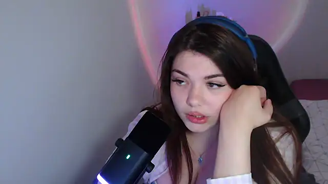 Snapshot of helengilmor chatting on April 2026 03:20:01 PM helengilmor online show from April 2026 03:20:01 PM