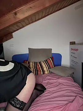 Snapshot of OniricFemme chatting on March 2025 10:28:02 PM OniricFemme online show from March 2025 10:28:02 PM