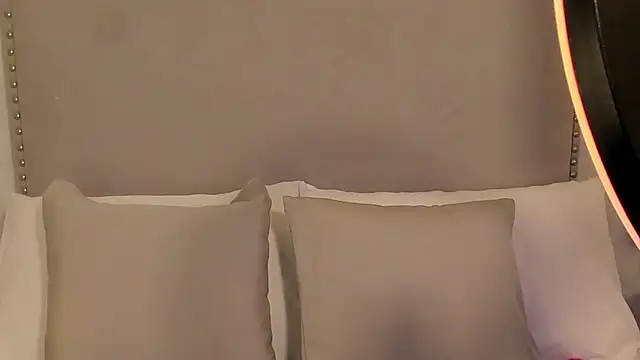 Emily robertss online show from November 2025 03:05:02 AM