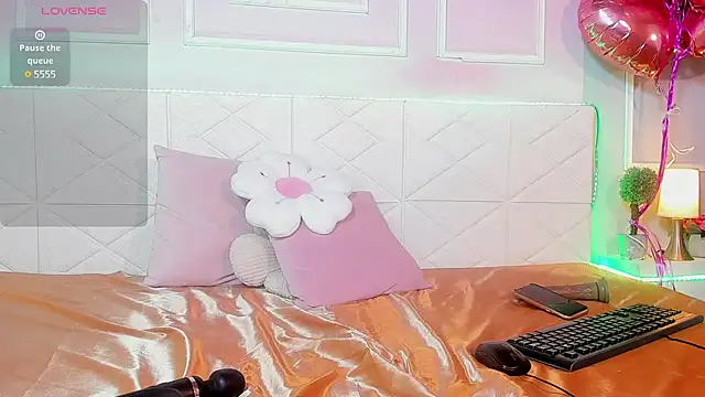 Snapshot of OraLarson chatting on March 2025 02:45:01 PM OraLarson online show from March 2025 02:45:01 PM