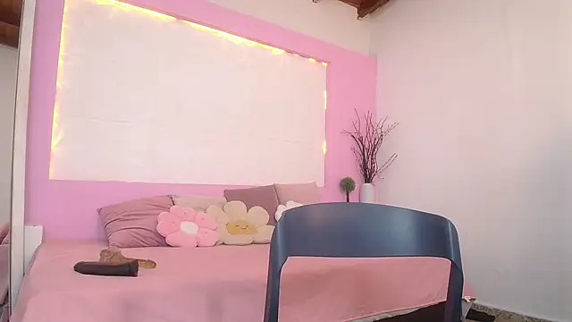 Snapshot of OraLarson chatting on October 2025 12:00:02 PM OraLarson online show from October 2025 12:00:02 PM