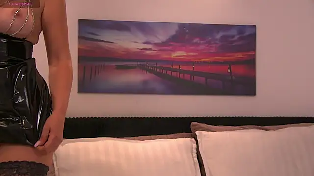 Snapshot of EmaCourtis chatting on October 2025 11:42:02 AM EmaCourtis online show from October 2025 11:42:02 AM