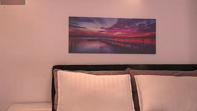 Snapshot of EmaCourtis chatting on October 2025 11:47:01 AM EmaCourtis online show from October 2025 11:47:01 AM