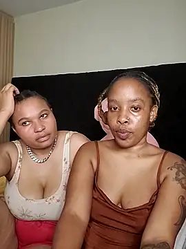 Snapshot of R-thequeen chatting on April 2026 09:18:02 PM R-thequeen online show from April 2026 09:18:02 PM