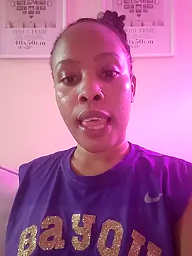 Snapshot of R-thequeen chatting on May 2026 11:56:01 PM R-thequeen online show from May 2026 11:56:01 PM