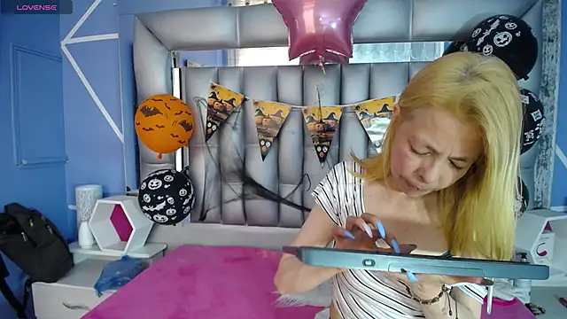 Snapshot of sophia_ny chatting on October 2025 01:40:02 PM sophia ny online show from October 2025 01:40:02 PM