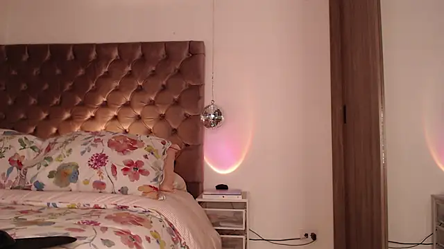 Roussmariehenao online show from February 2026 02:56:01 AM