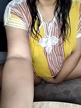 Snapshot of MarochienneAnissa chatting on April 2026 07:28:01 AM MarochienneAnissa online show from April 2026 07:28:01 AM