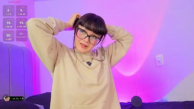 Snapshot of Sweet_Namii chatting on April 2026 11:43:02 PM Sweet Namii online show from April 2026 11:43:02 PM