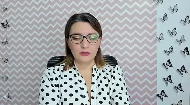 Amie Adams82  online show from December 2024 04:17:01 PM