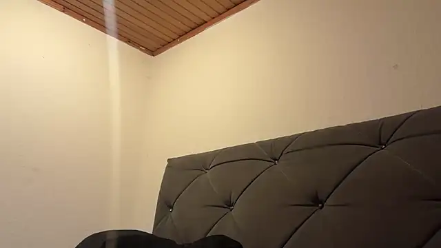 Snapshot of JeSuisUnTapin chatting on April 2026 05:03:01 AM JeSuisUnTapin online show from April 2026 05:03:01 AM