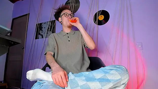 Snapshot of MrShaggy chatting on February 2025 09:15:01 PM MrShaggy online show from February 2025 09:15:01 PM