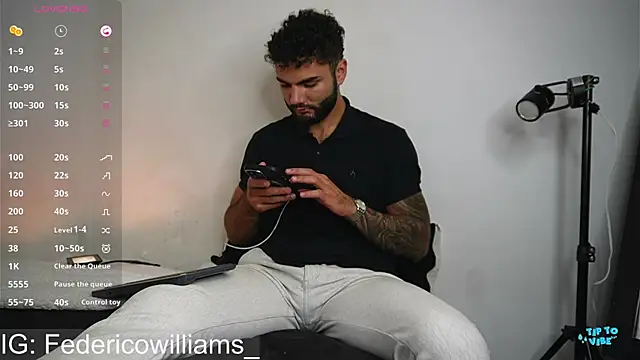 Snapshot of Derek_w chatting on January 2025 11:00:02 AM Derek w online show from January 2025 11:00:02 AM