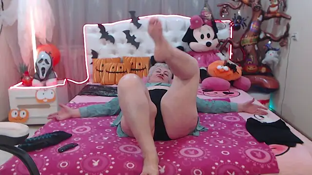 KayleSmoll online show from October 2025 06:52:01 PM