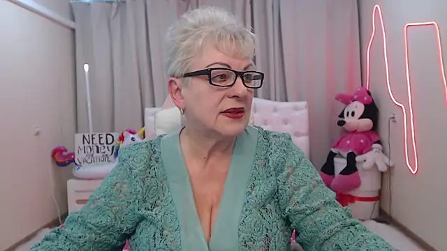 Snapshot of KayleSmoll chatting on May 2026 06:35:02 PM KayleSmoll online show from May 2026 06:35:02 PM