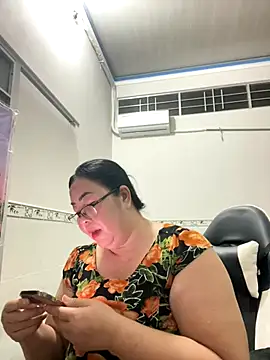 Snapshot of NDith chatting on October 2025 12:01:02 PM NDith online show from October 2025 12:01:02 PM