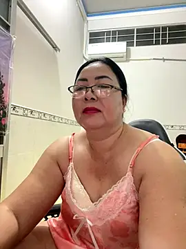 Snapshot of NDith chatting on November 2025 10:37:01 AM NDith online show from November 2025 10:37:01 AM