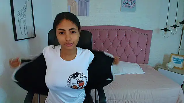 Snapshot of shaneelle chatting on November 2025 03:06:02 AM shaneelle online show from November 2025 03:06:02 AM