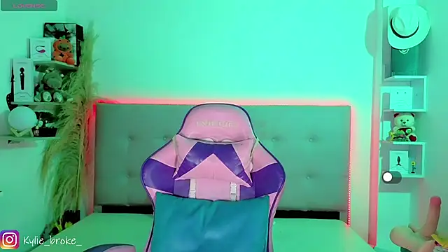 Snapshot of Kylie_brokee chatting on April 2026 09:04:01 PM Kylie brokee online show from April 2026 09:04:01 PM