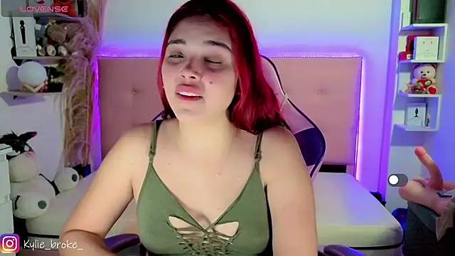 Snapshot of Kylie_brokee chatting on May 2026 09:10:02 PM Kylie brokee online show from May 2026 09:10:02 PM