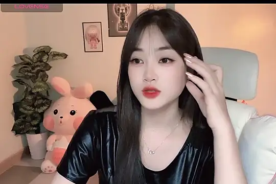 Snapshot of _Aimy_ chatting on November 2025 03:45:02 PM Aimy online show from November 2025 03:45:02 PM