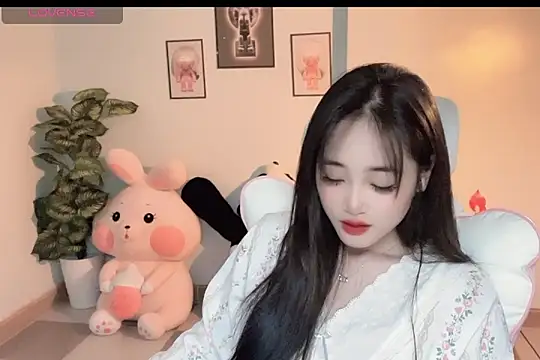 Snapshot of _Aimy_ chatting on November 2025 04:28:02 PM Aimy online show from November 2025 04:28:02 PM