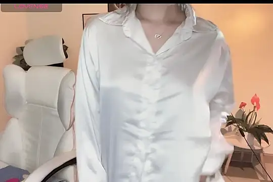 Snapshot of _Aimy_ chatting on November 2025 04:09:02 PM Aimy online show from November 2025 04:09:02 PM